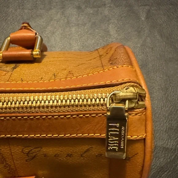 Alviero Martini Vintage Classic Map Design Leather Boston Bag With Luggage Tag - Picture 7 of 11